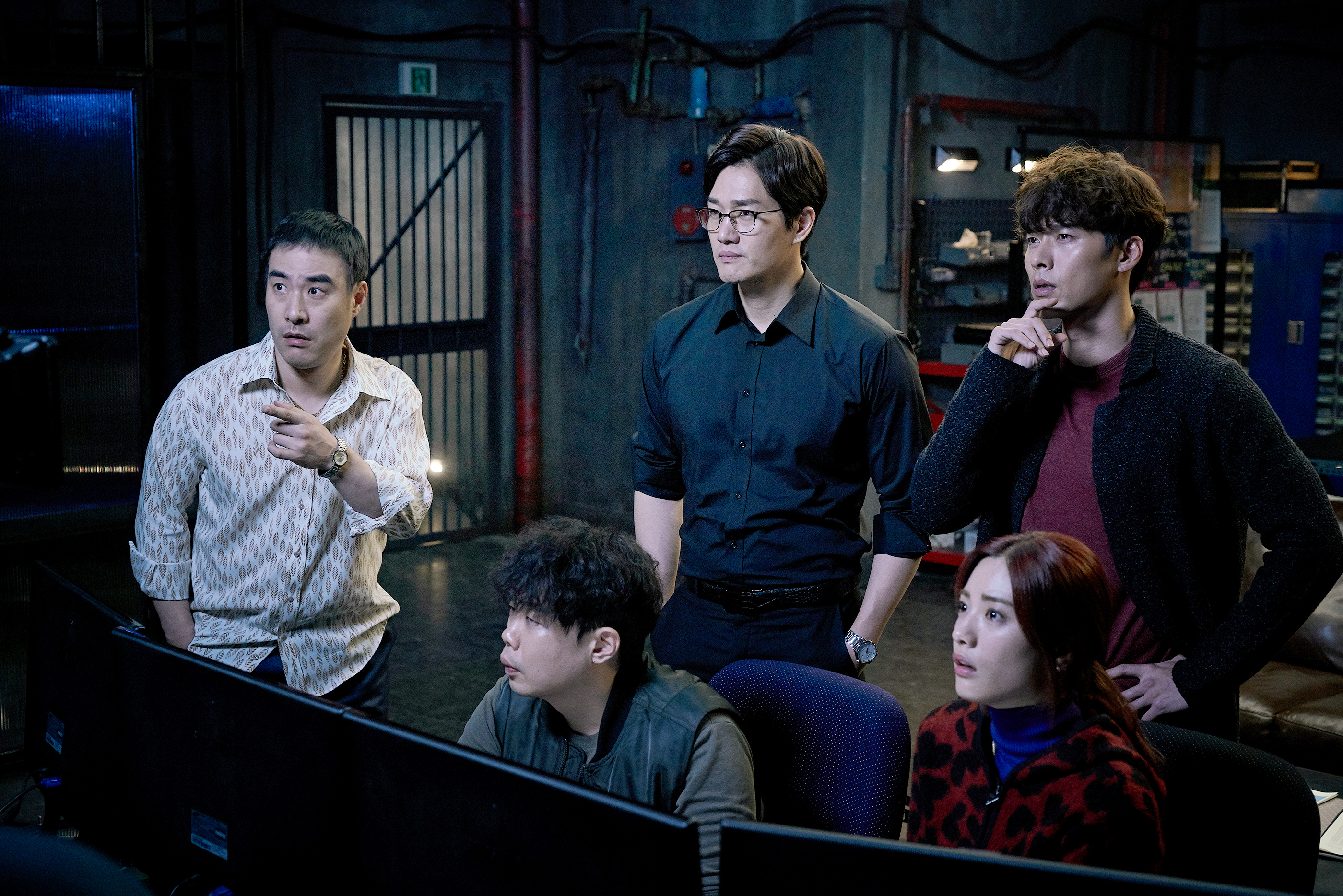 Yoo Ji-tae, Hyun Bin, Bae Sung-woo, Im Jin-ah, and Ahn Se-ha in The Swindlers (2017)