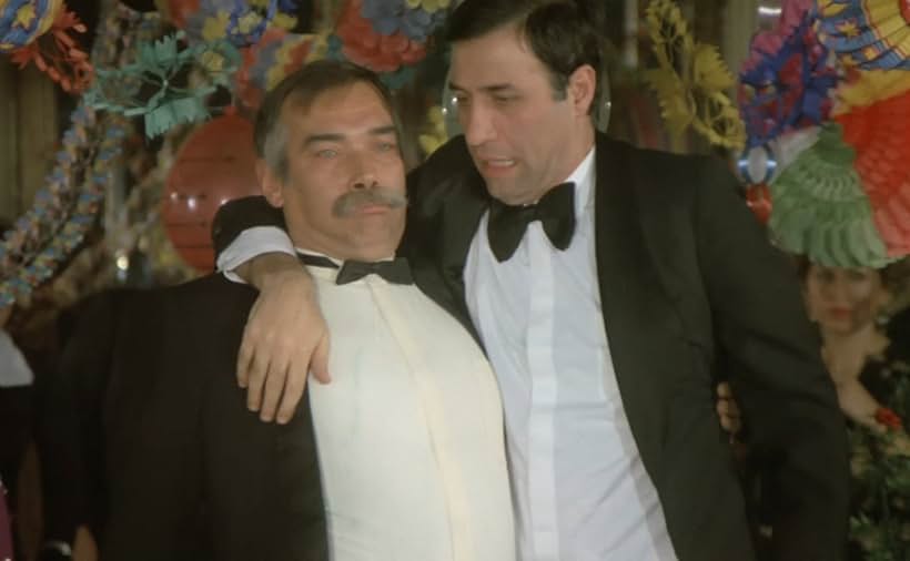 Kemal Sunal and Kamran Usluer in En Büyük Saban (1984)