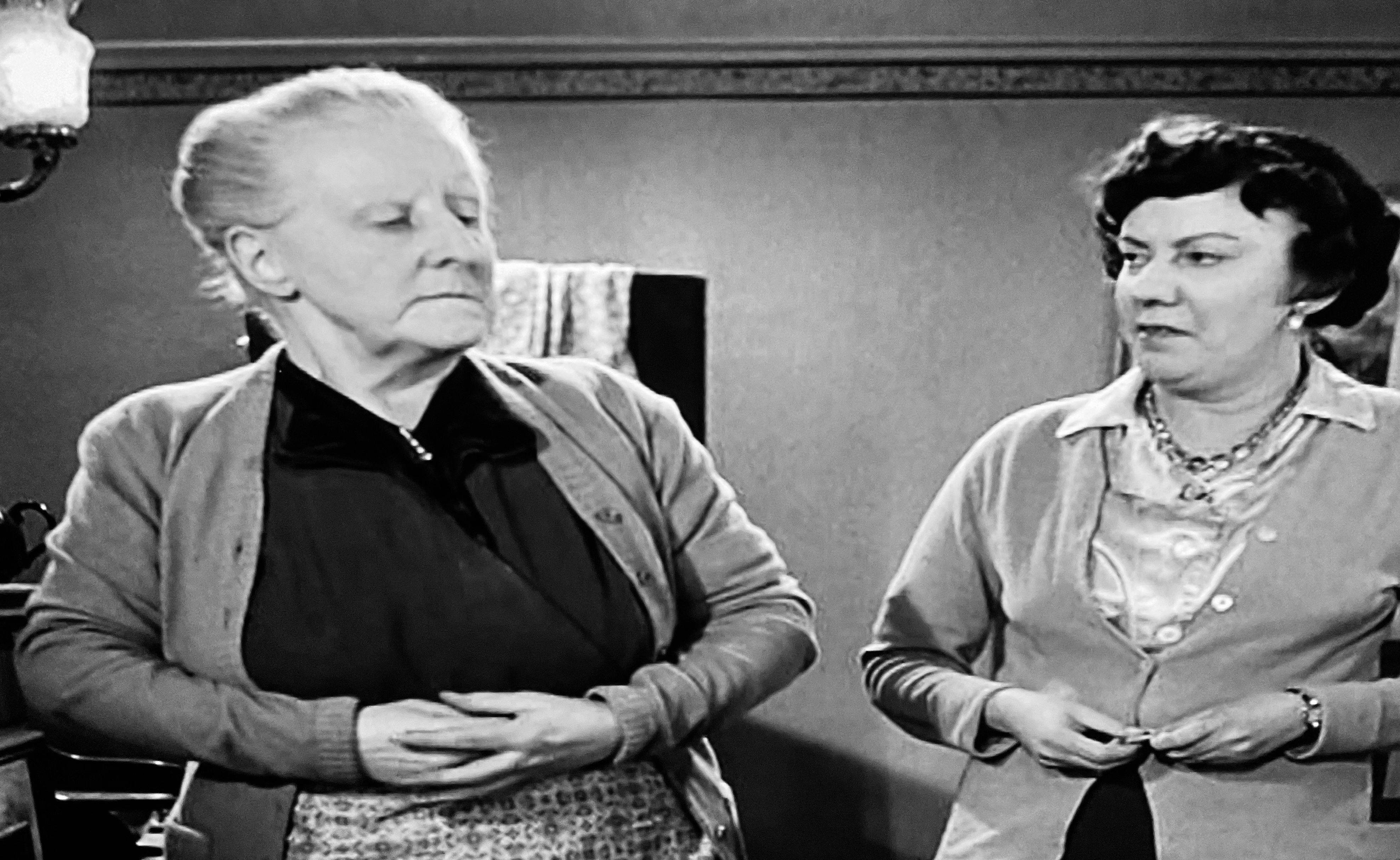 Maureen Delaney and Dandy Nichols in The Holly and the Ivy (1952)