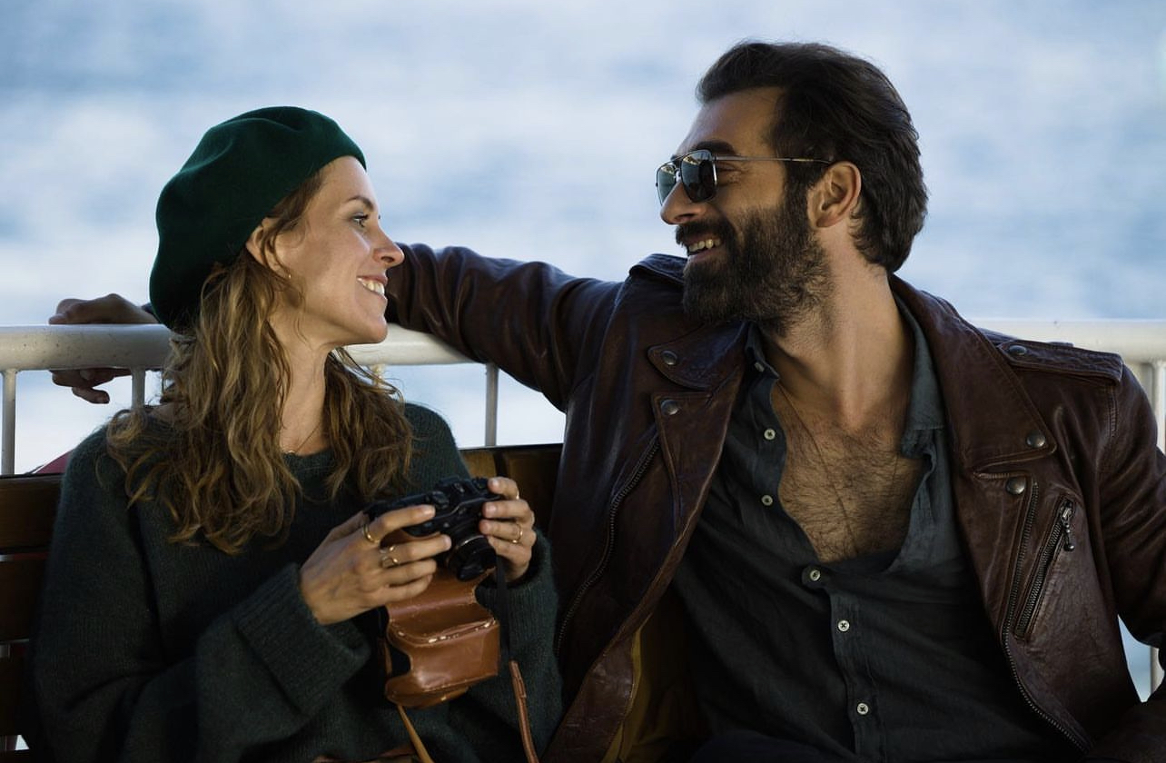 Maggie Civantos and Ilker Kaleli in La pasión turca (2024)