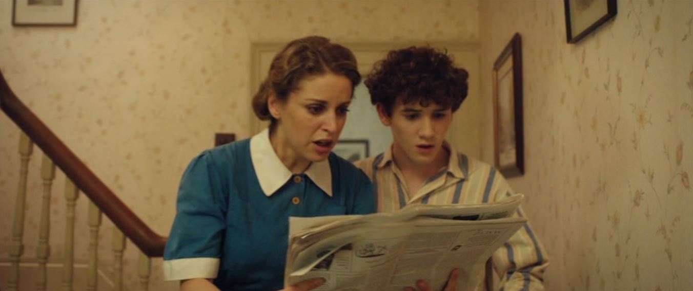 Amy Huberman and Art Parkinson in Zoo (2017)