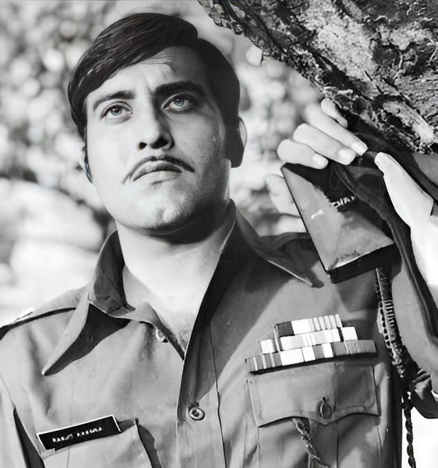 Vinod Khanna in Achanak (1973)