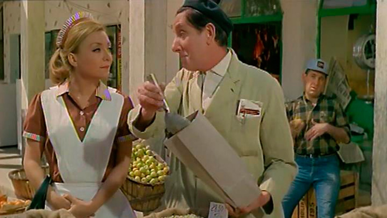 Manolo Gómez Bur, Alfredo Landa, and Amparo Soler Leal in Las que tienen que servir (1967)