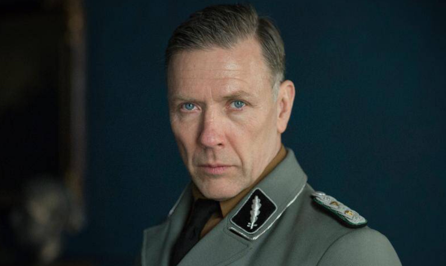 Mikael Persbrandt in Alone in Berlin (2016)