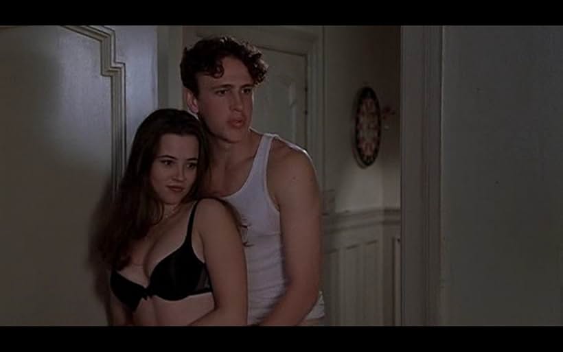 Linda Cardellini and Jason Segel in Dead Man on Campus (1998)