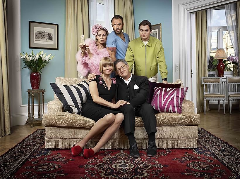 Kajsa Ernst, Tommy Körberg, Emma Peters, David Hellenius, and Messiah Hallberg in Finaste familjen (2016)