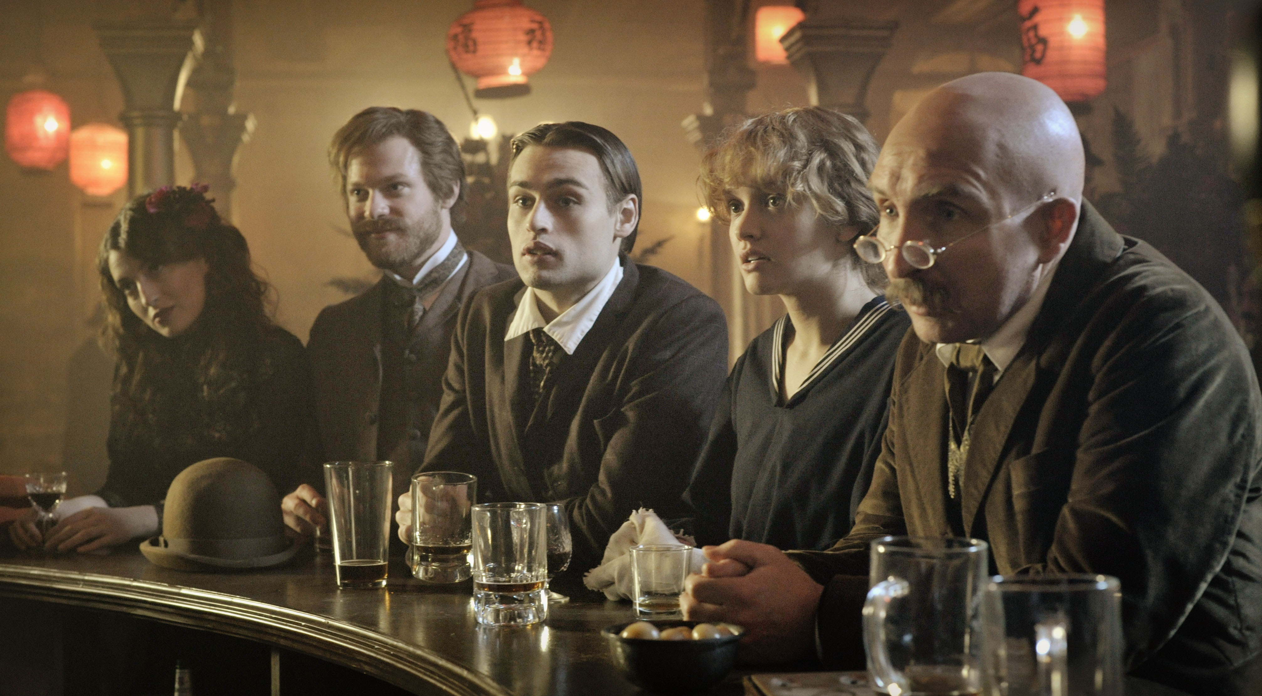 Eddie Marsan, María Valverde, Sam Reid, Douglas Booth, and Olivia Cooke in The Limehouse Golem (2016)