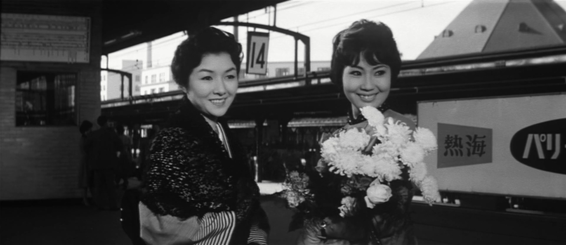 Hideko Takamine and Michino Yokoyama in When a Woman Ascends the Stairs (1960)