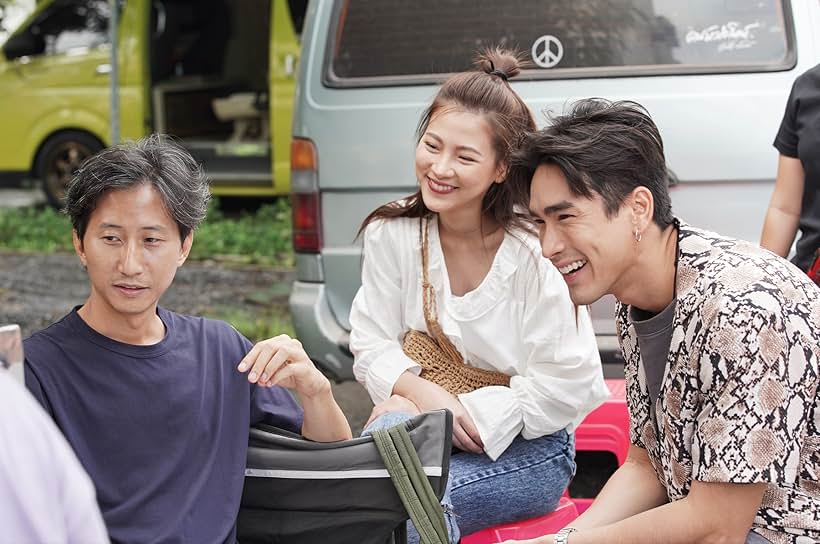 Pimchanok Luevisadpaibul, Mez Tharatorn, and Nadech Kugimiya in The Con-Heartist (2020)