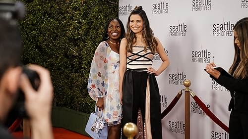 Miranda Cosgrove and Laci Mosley in iCarly (2021)