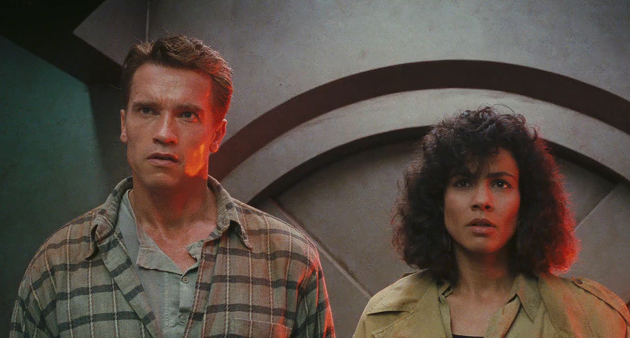 Arnold Schwarzenegger and Rachel Ticotin in Total Recall (1990)