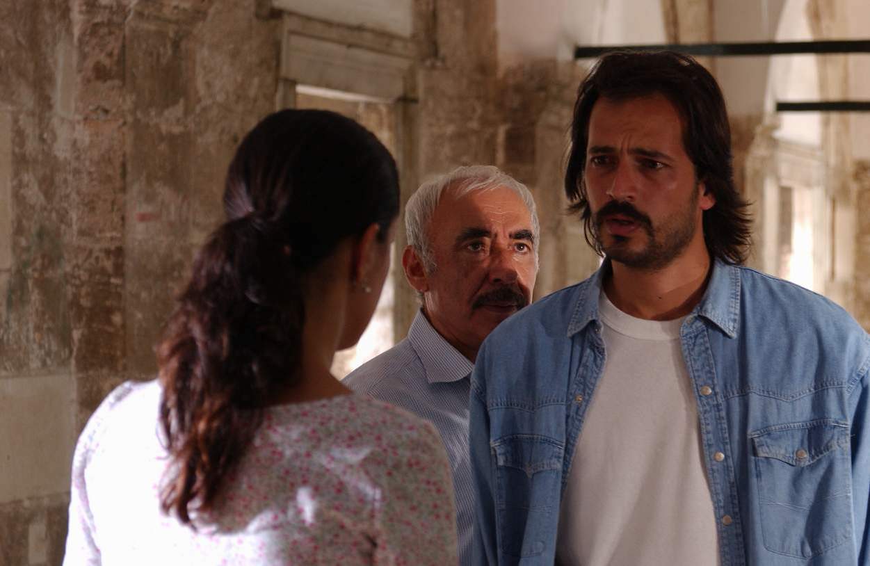 Meltem Cumbul, Sener Sen, and Timuçin Esen in Lovelorn (2005)