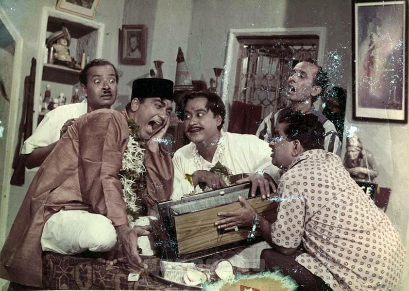 Sunil Dutt, Raj Kishore, Kishore Kumar, Keshto Mukherjee, and Mukri in Padosan (1968)