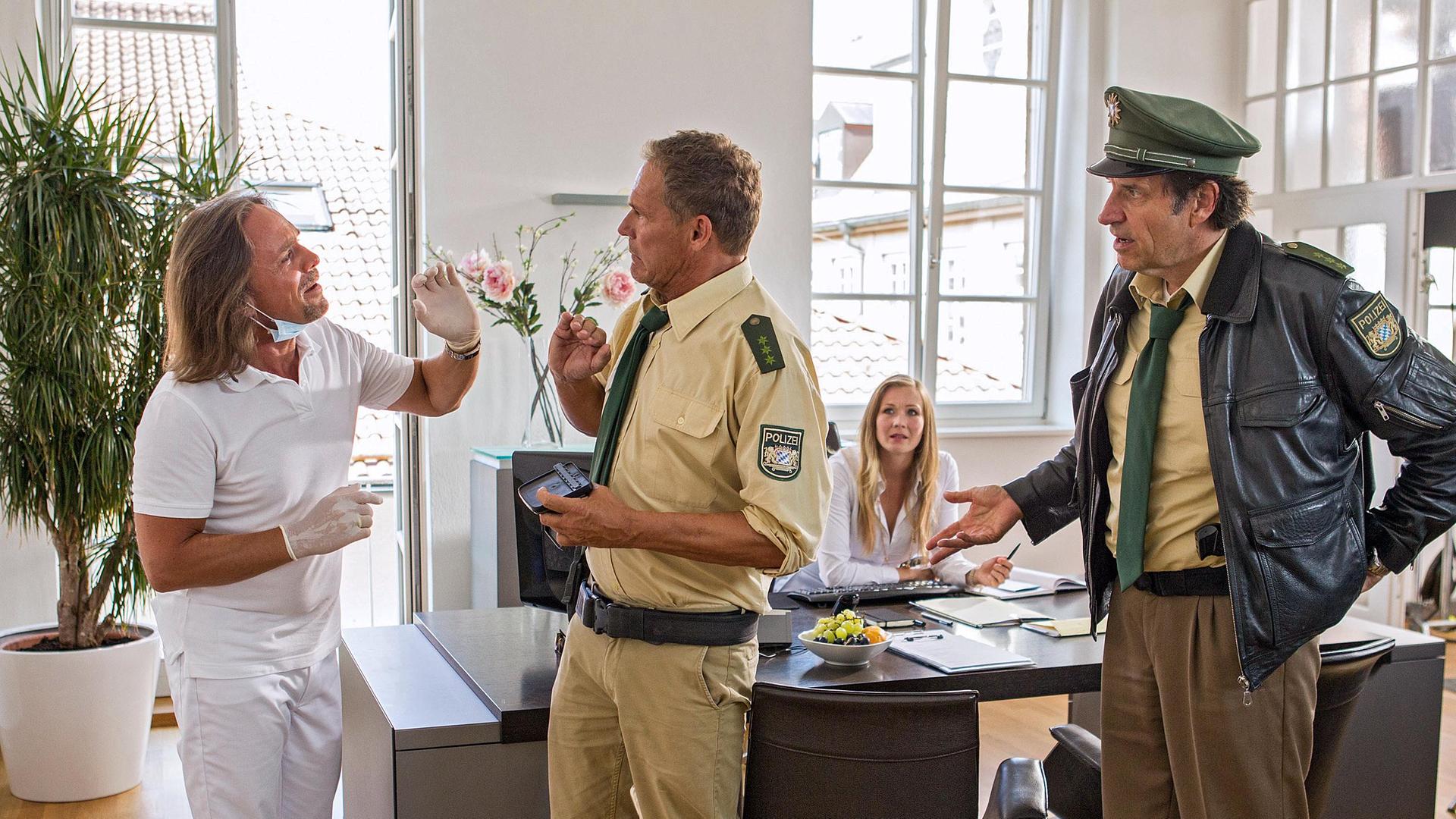 Sebastian Goder, Christian Tramitz, Helmfried von Lüttichau, and Rilana Nitsch in Hubert ohne Staller (2011)