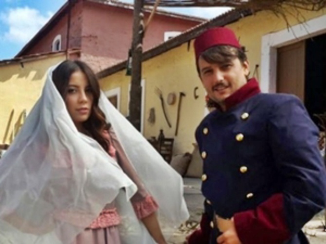 Firat Çöloglu and Melis Tüzüngüç in Karamanin Koyunu (2015)