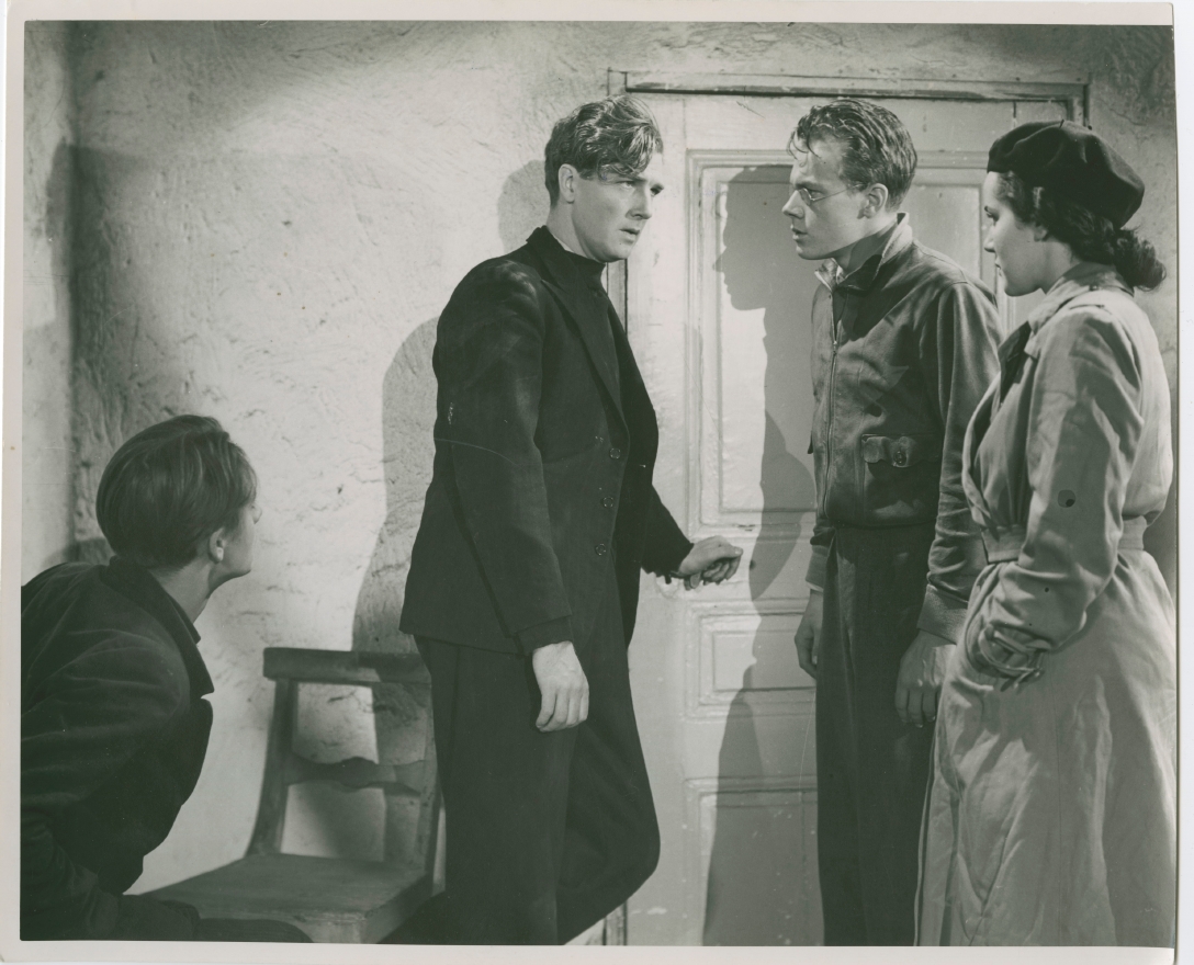 Bengt Ekerot, Hampe Faustman, Eivor Landström, and Åke Ohberg in Med livet som insats (1940)