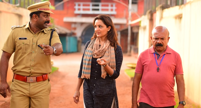 Manju Warrier, Sreejith Ravi, and Pradeep Kottayam in Karingunnam 6's (2016)