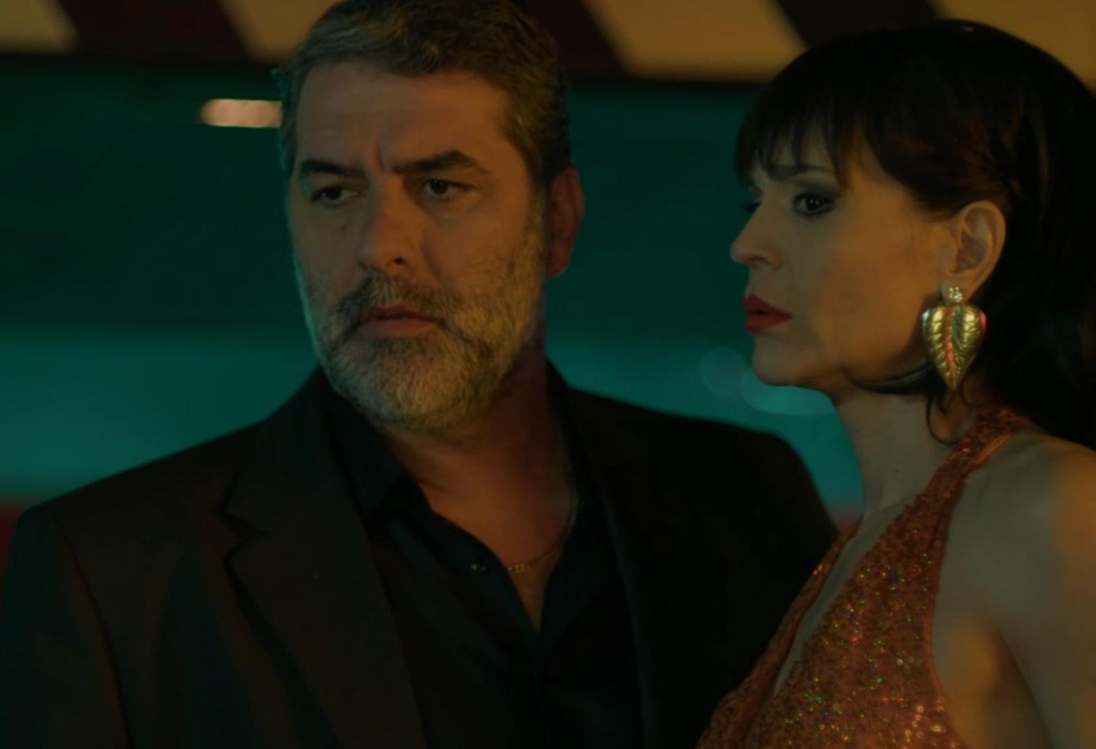 Nikoleta Karra and Vassilis Bisbikis in Afti i nyhta menei (2022)