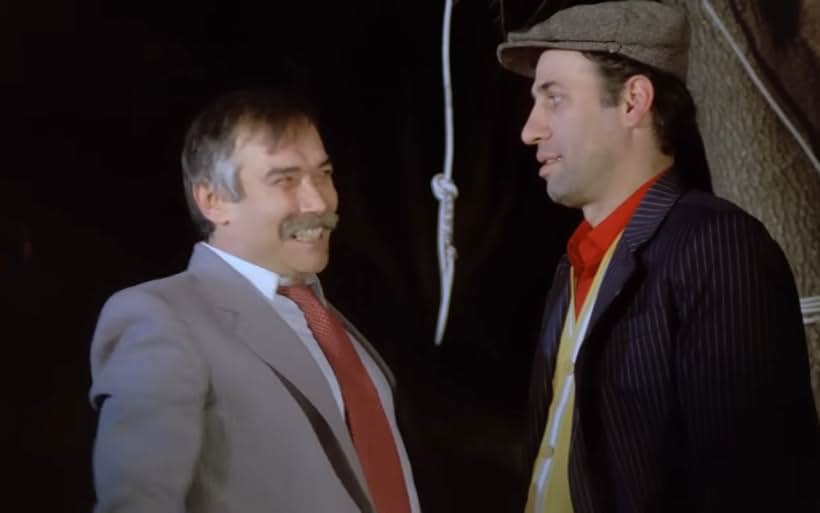 Kemal Sunal and Kamran Usluer in En Büyük Saban (1984)