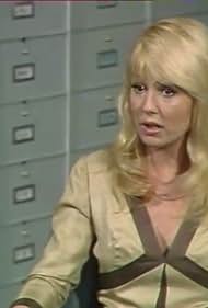 Mylène Demongeot in Recherche dans l'intérêt des familles (1977)