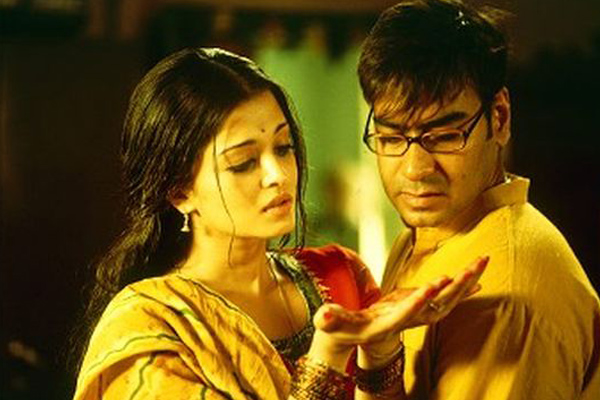 Ajay Devgn and Aishwarya Rai Bachchan in Raincoat (2004)