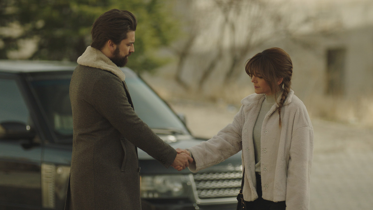 Gökçe Eyüboglu and Alp Navruz in The Phoenix (2020)