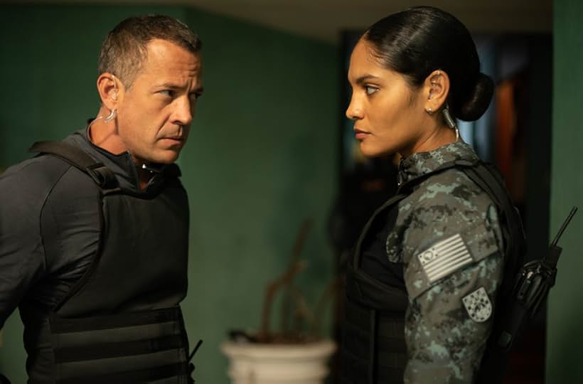 Malvino Salvador and Barbara Reis in Negociador (2023)