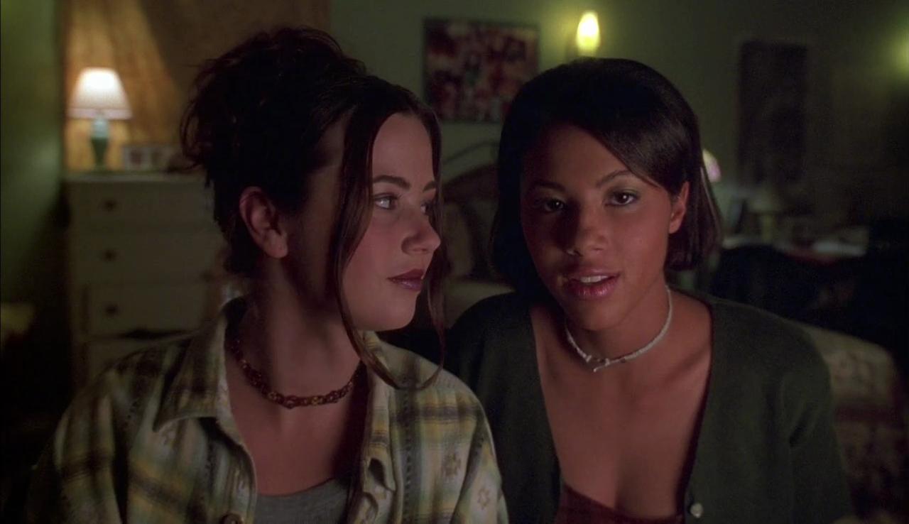 Linda Cardellini and Amal Rhoe in Strangeland (1998)