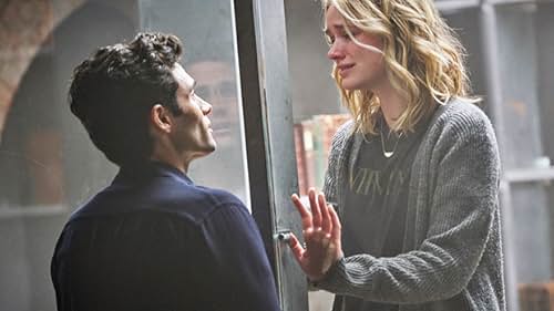 Penn Badgley and Elizabeth Lail in You (2018)