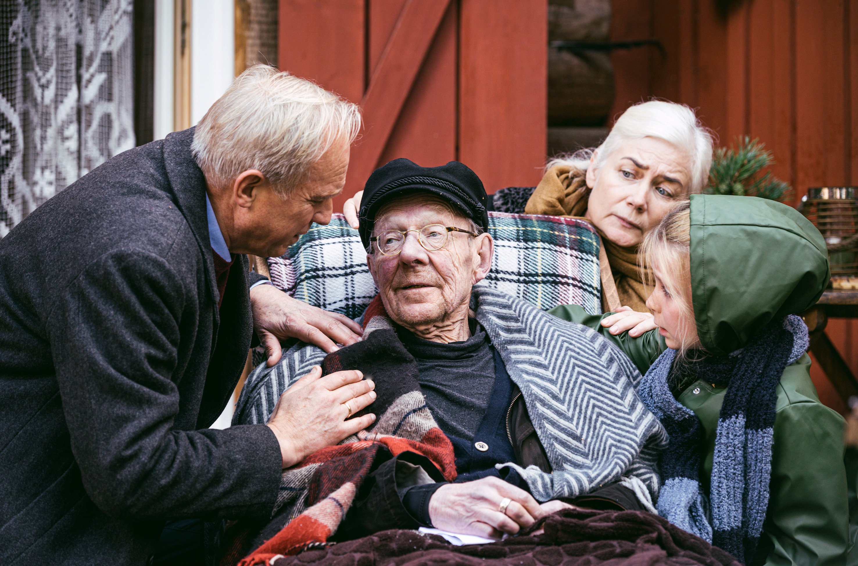 Hans-Peter Korff, Ulrich Tukur, and Ksenija Sisko in Meeresleuchten (2021)