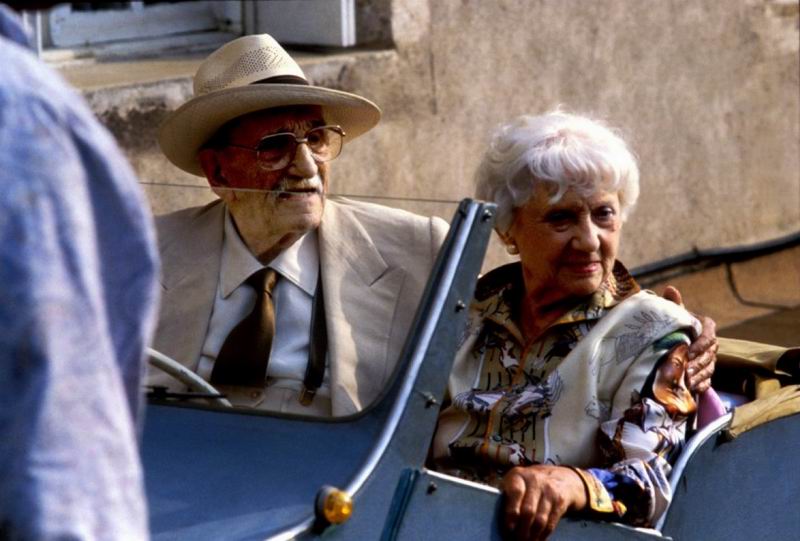 Denise Grey and Charles Vanel in Les saisons du plaisir (1988)