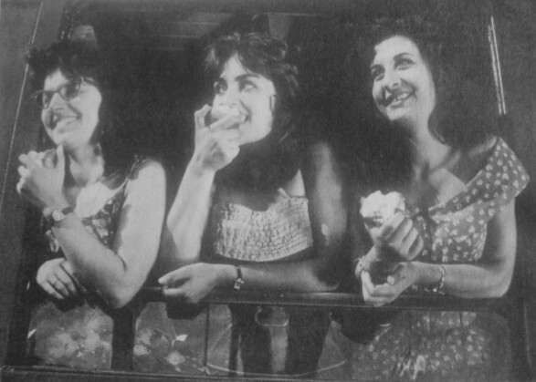 Suna Pekuysal, Türkan Soray, and Sunay Uslu in Ask rüzgari (1960)