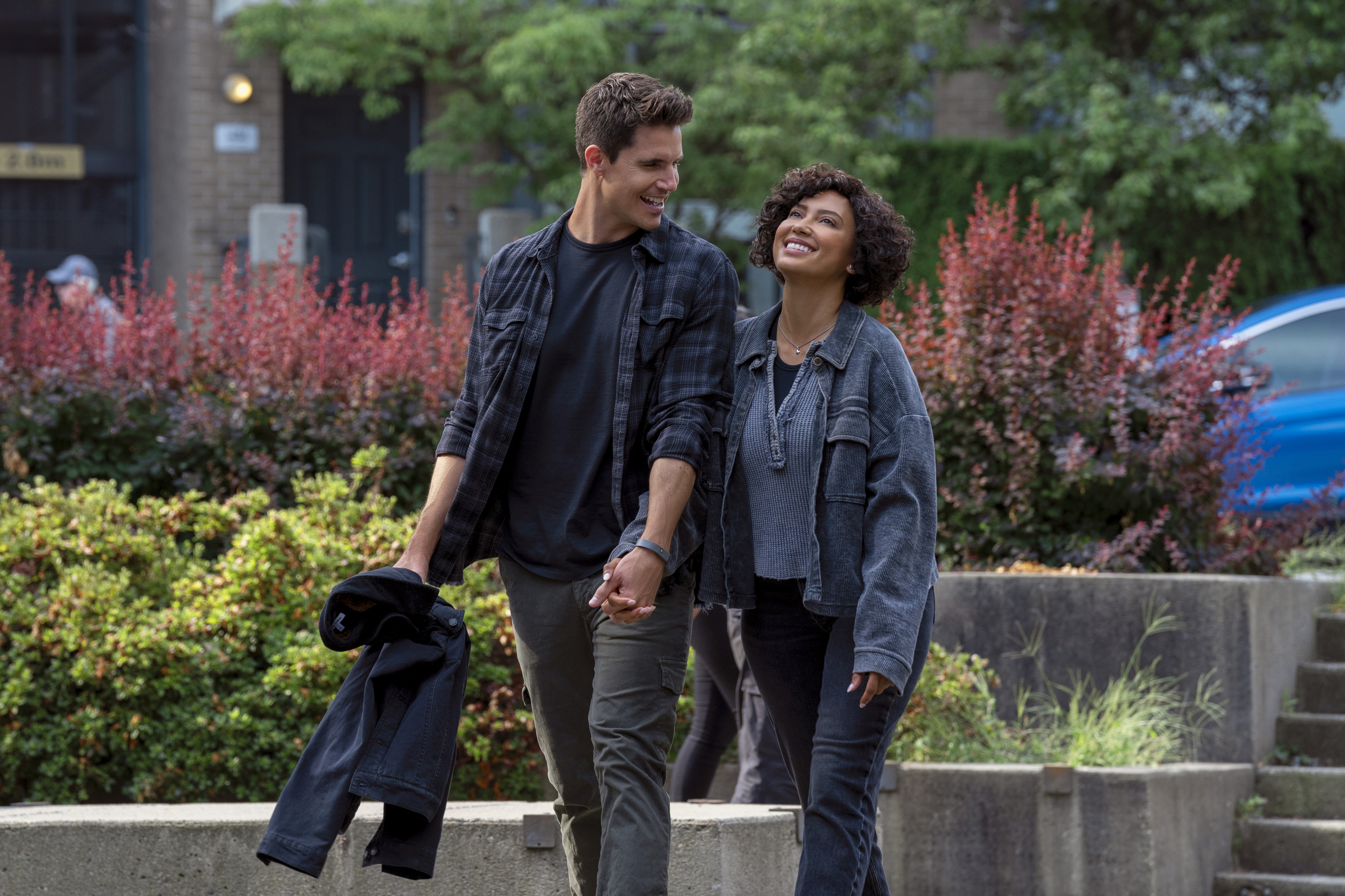 Robbie Amell and Andy Allo in Upload (2020)