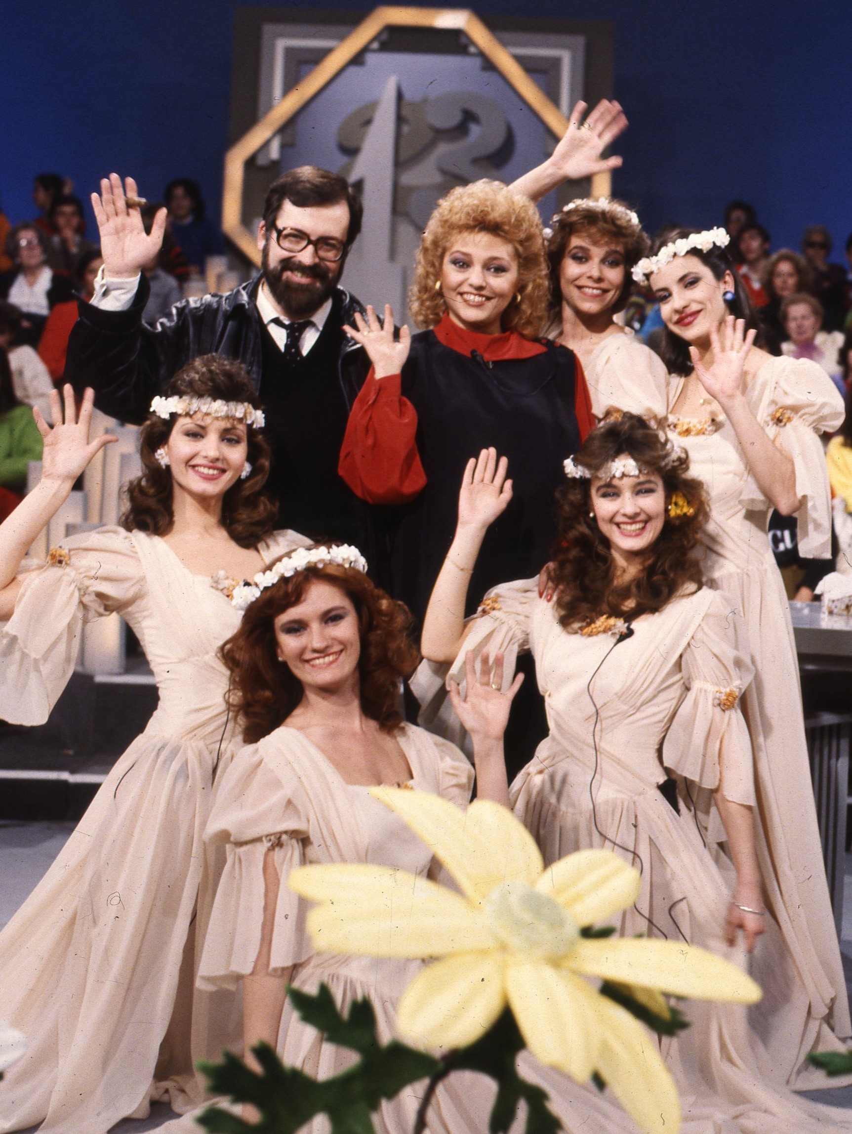 Narciso Ibáñez Serrador, Kim Manning, Silvia Marsó, Frances Ondiviela, Mayra Gómez Kemp, Gloria Fernández, and Maite de Castro in Un, dos, tres... responda otra vez (1972)