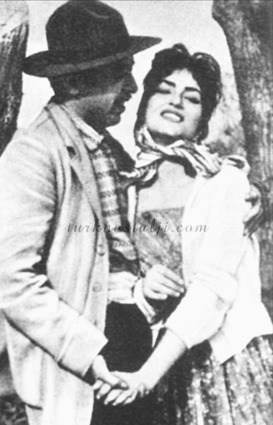 Zeki Çan and Türkan Soray in Köyde Bir Kiz Sevdim (1960)