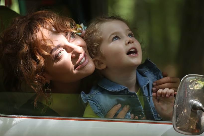 Didem Balçin and Ebrar Alya Demirbilek in Meleklerin Aski (2018)