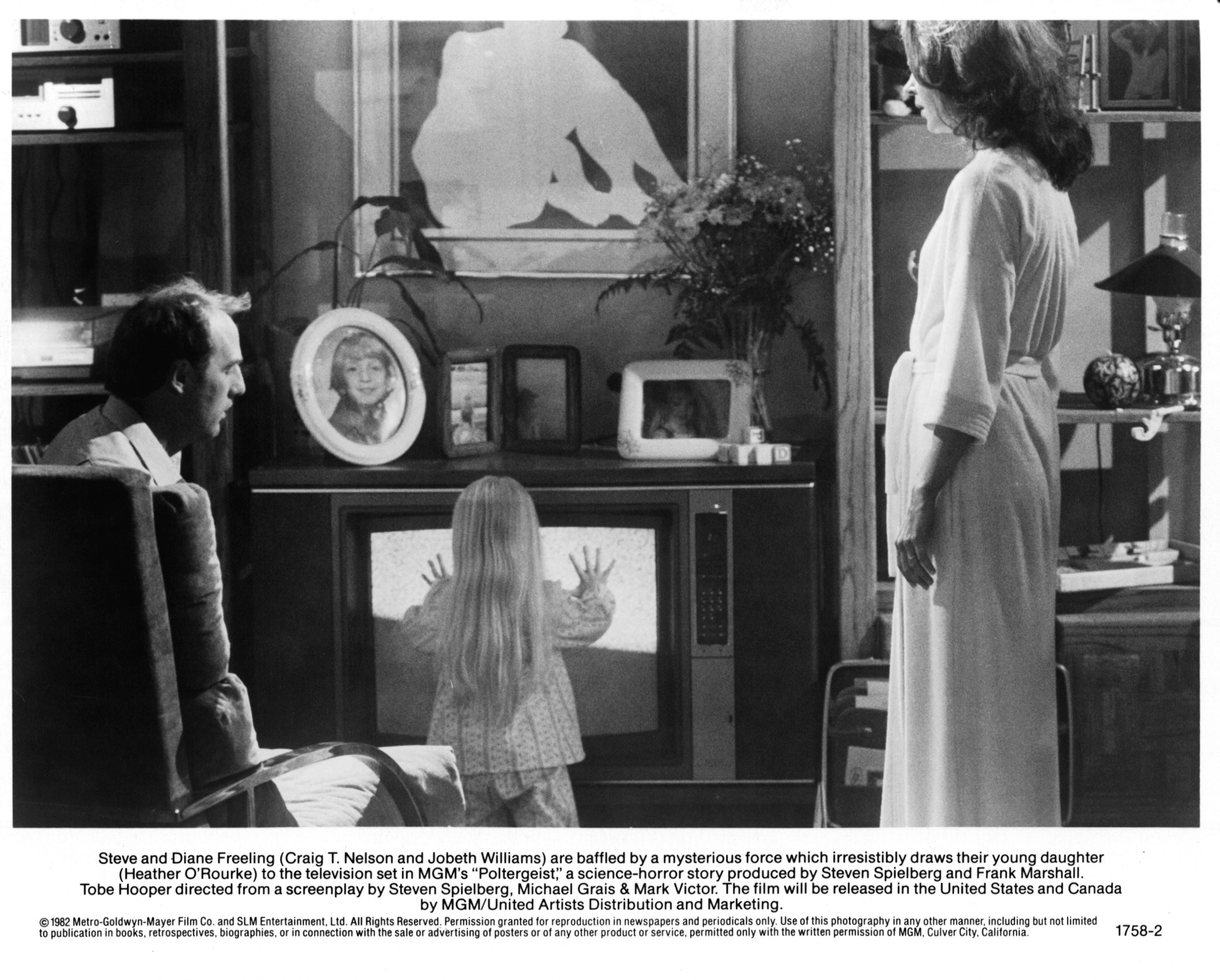 Heather O'Rourke, JoBeth Williams, and Craig T. Nelson in Poltergeist (1982)