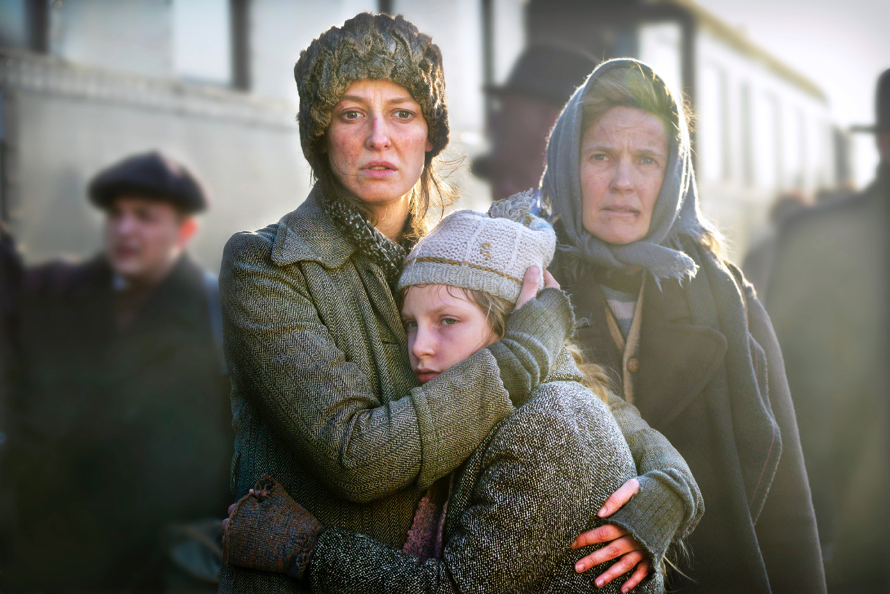 Alexandra Maria Lara and Carlotta von Falkenhayn in Sealed Lips (2018)