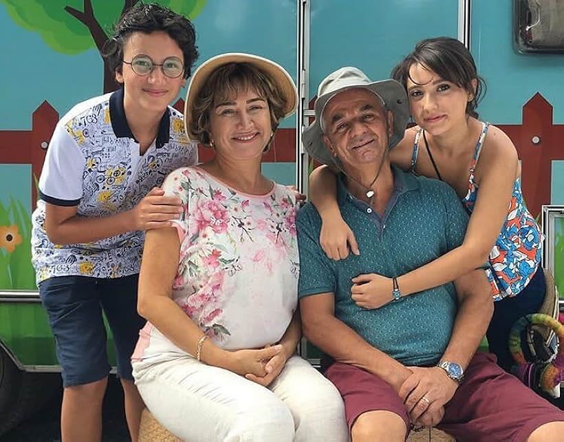 Demet Akbag, Zafer Algöz, Deniz Altan, and Ali Keçeli in Görevimiz Tatil (2018)