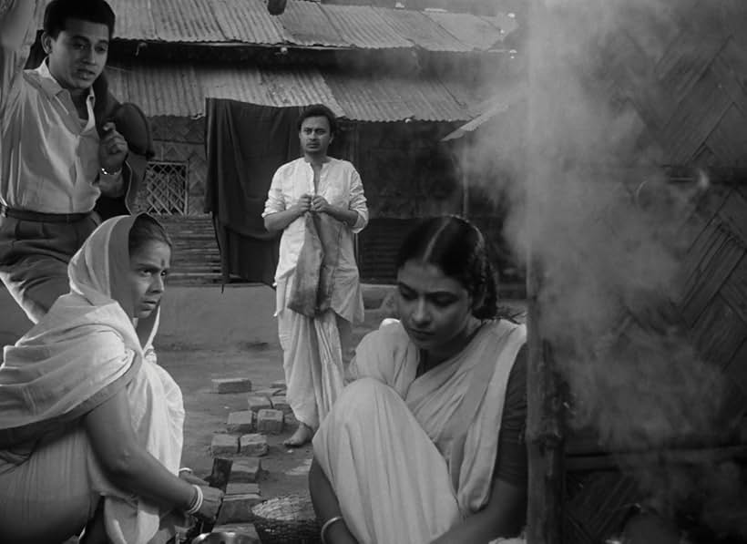 Dwiju Bhawal, Anil Chatterjee, Supriya Choudhury, and Gita Dey in The Cloud-Capped Star (1960)