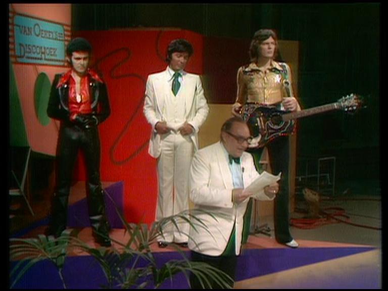 Dolf Brouwers, Alvin Stardust, Rex Gildo, and Arnie Treffers in Van Oekel's Discohoek (1974)