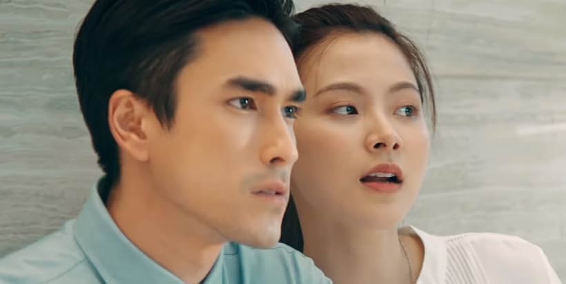 Pimchanok Luevisadpaibul and Nadech Kugimiya in The Con-Heartist (2020)