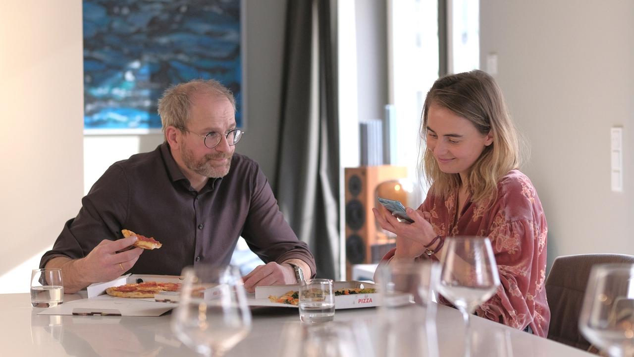 Thomas Limpinsel and Olga von Luckwald in Faltenfrei (2021)