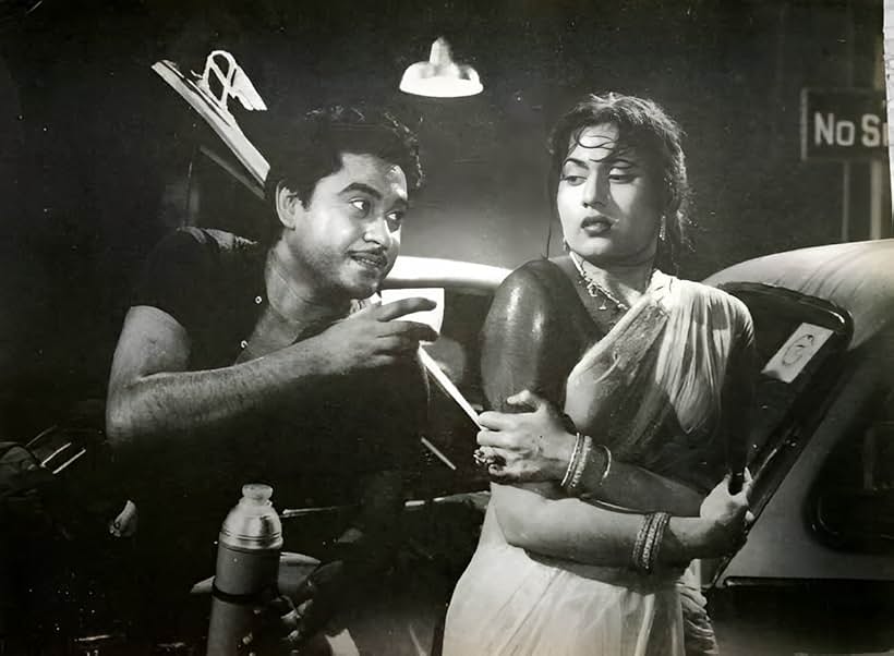 Kishore Kumar and Madhubala in Chalti Ka Naam Gaadi (1958)