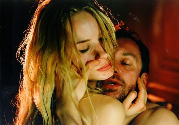 Mariusz Bonaszewski and Magdalena Cielecka in Like a Drug (1999)