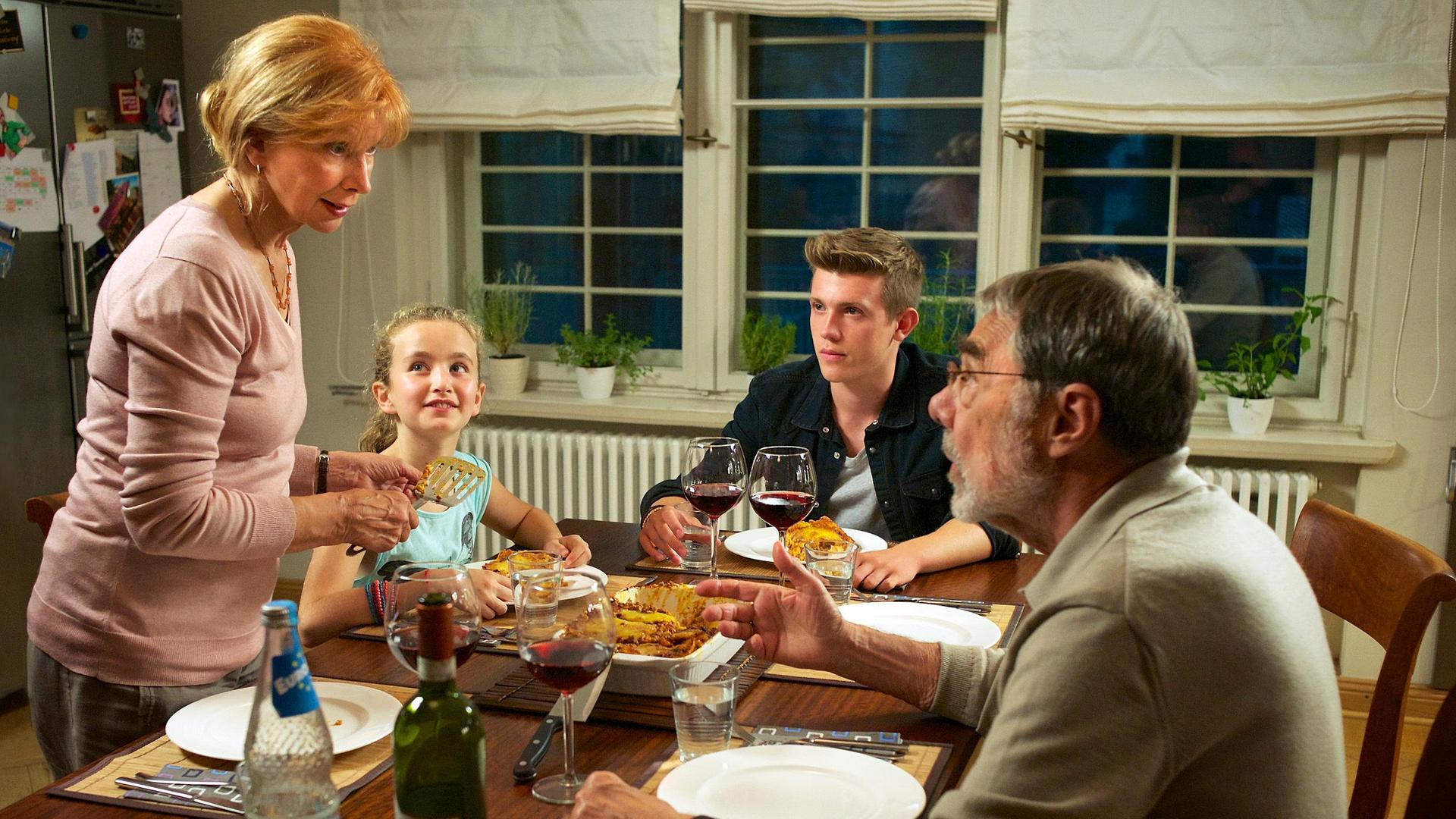 Ursela Monn, Gunter Schoß, Lennart Betzgen, and Deborah Schneidermann in Tierärztin Dr. Mertens (2006)