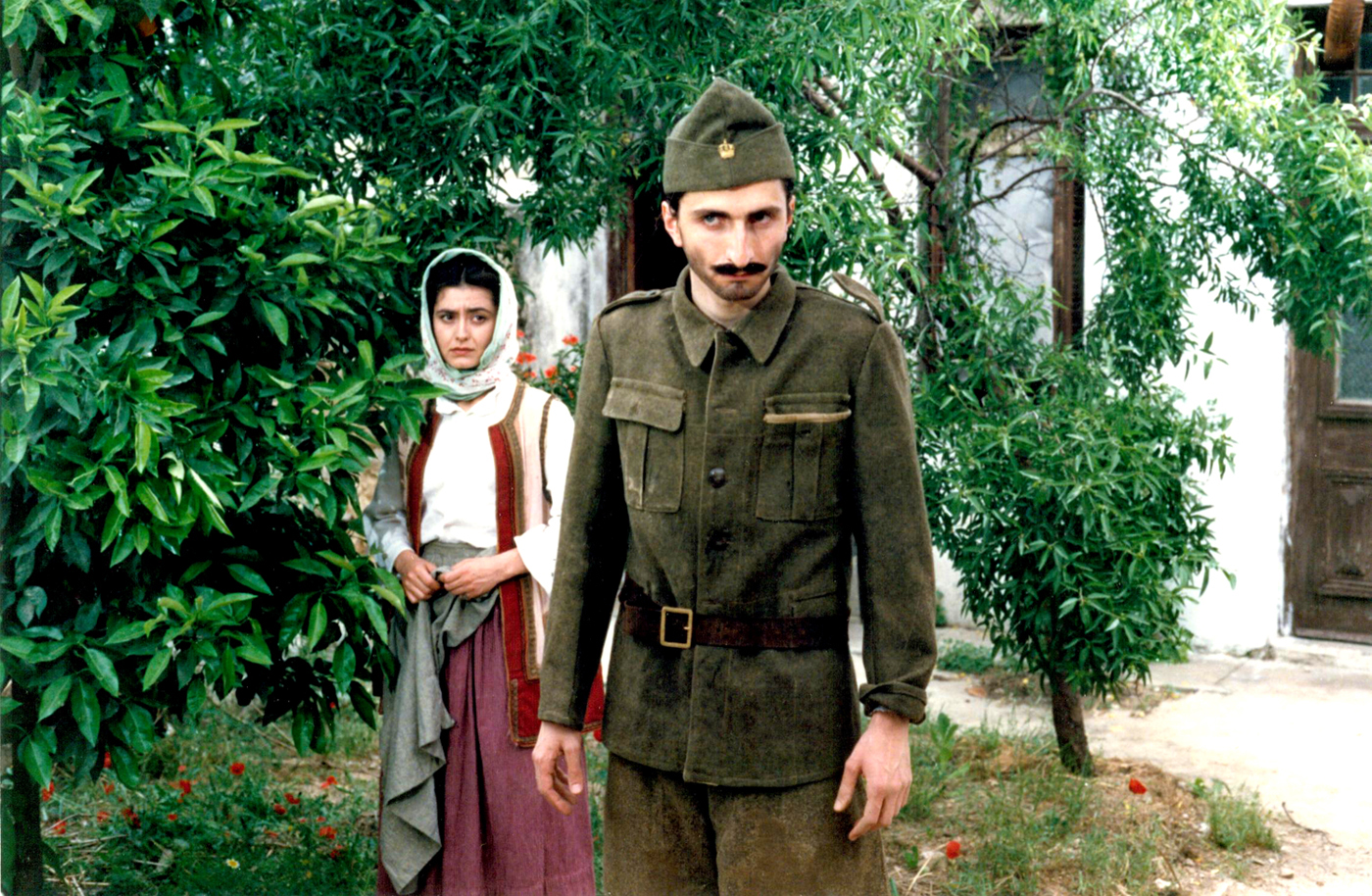 Lilian Palantza and Vasilis Vasilopoulos in Gamos sto Perithorio (1989)