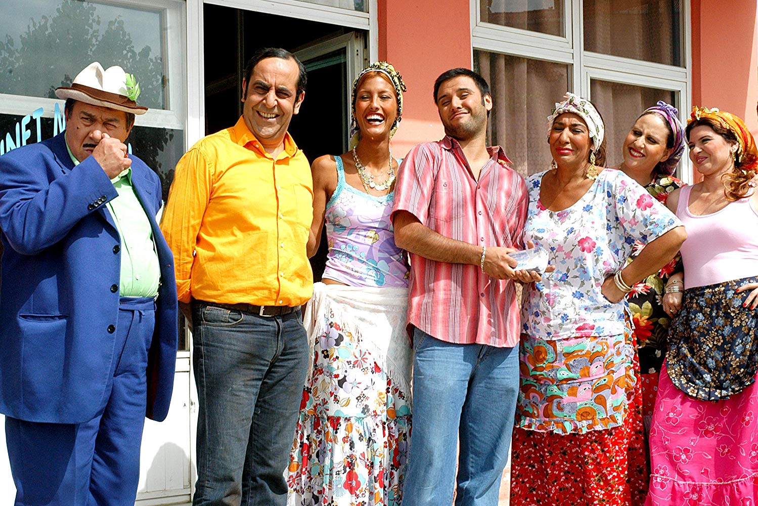 Melek Baykal, Özkan Ugur, Zihni Göktay, Seyla Halis, Çagla Sikel, Alisan, and Aylin Kabasakal in Cennet Mahallesi (2004)