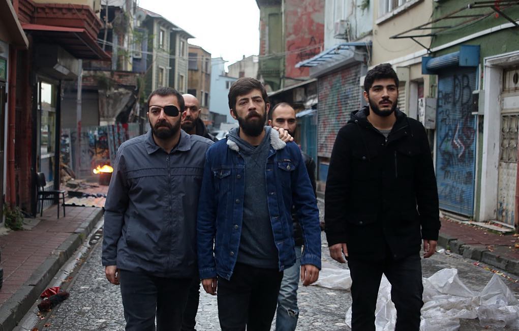 Ertugrul Aytaç Usun, Cem Uslu, Halil Tekes, Volkan Kiran, and Sinan Yoslun in The Pit (2016)