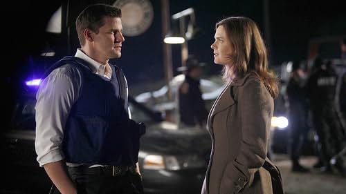 David Boreanaz and Emily Deschanel in Bones (2005)